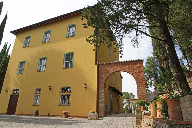 Buy a prestigious property in siena