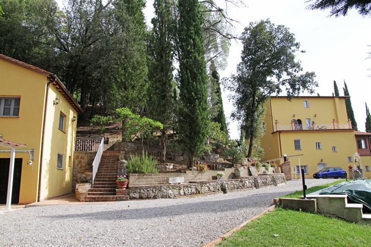 Buy a prestigious property in siena