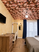 9-room hotel with 452 - 2
