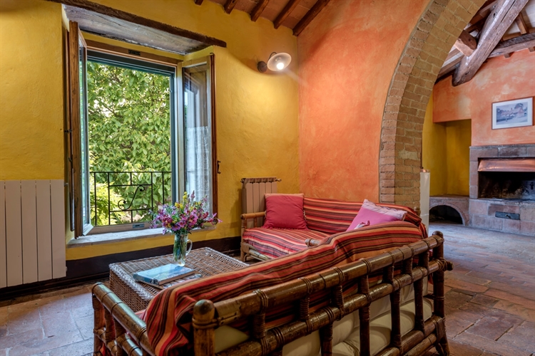 Buy a 160 hectare estate in siena