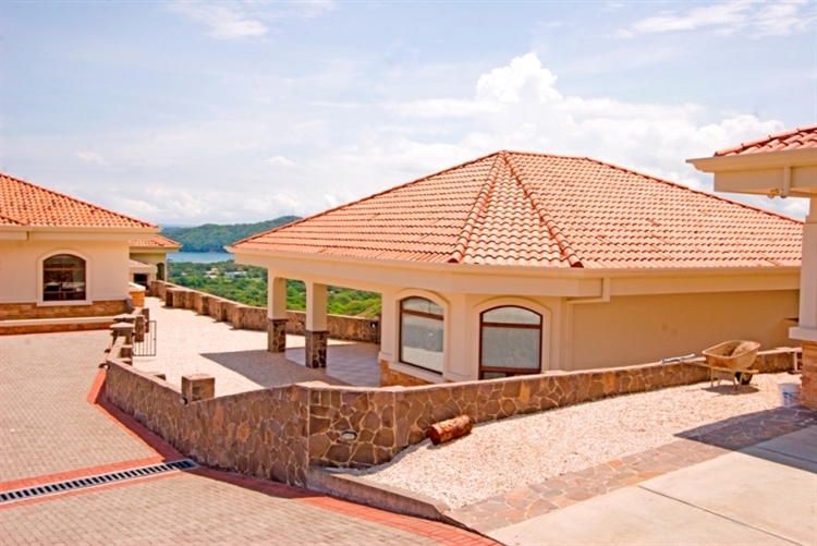 Buy an ocean view villa in playas del coco