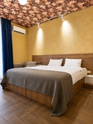 9-room hotel with 452 - 3