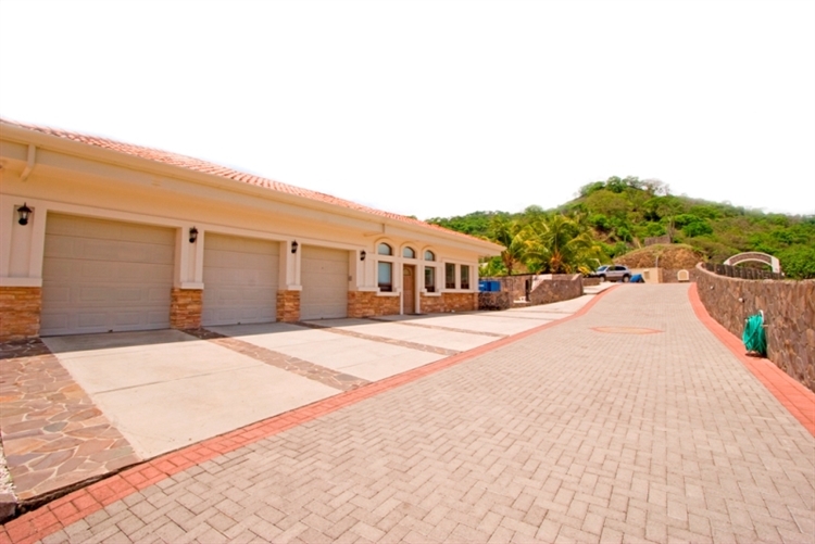 Buy an ocean view villa in playas del coco