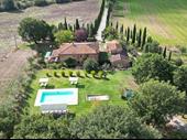 farm immersed tuscan countryside