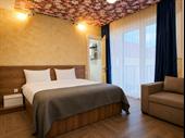 9-room hotel with 452